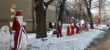 Jutro na placu Legionów spotkanie ze św. Mikołajem, a już dziś przy WDK-u można podziwiać makiety ukazujące postać św. Mikołaja. Zrobili je uczniowie